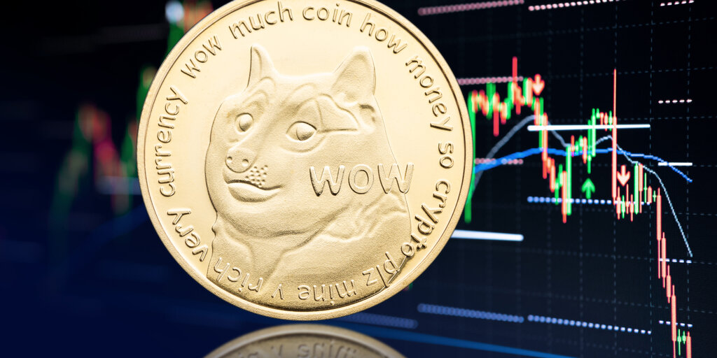 Bitcoin and XRP Sturding After Floods: Dogecoin Down 23 % This Week